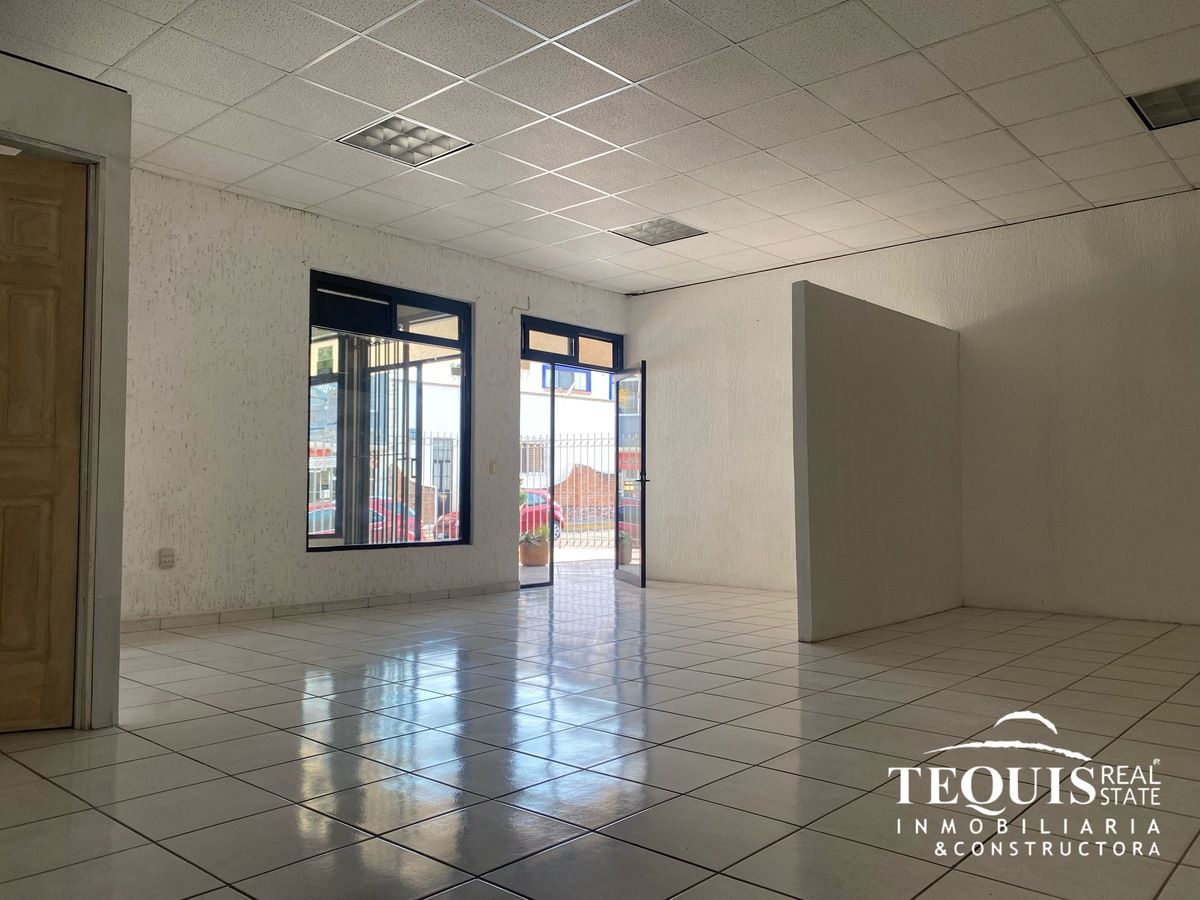 1 de 8: VISTA DEL LOCAL HACIA FUERA