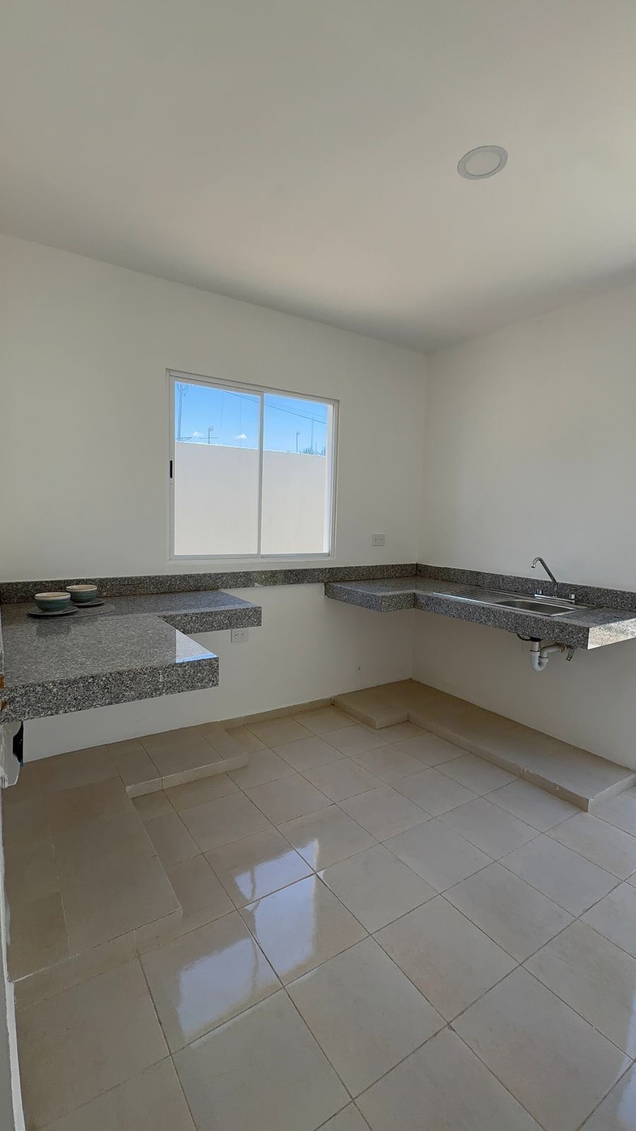 3 of 4: Cocina con granito y espacios amplios