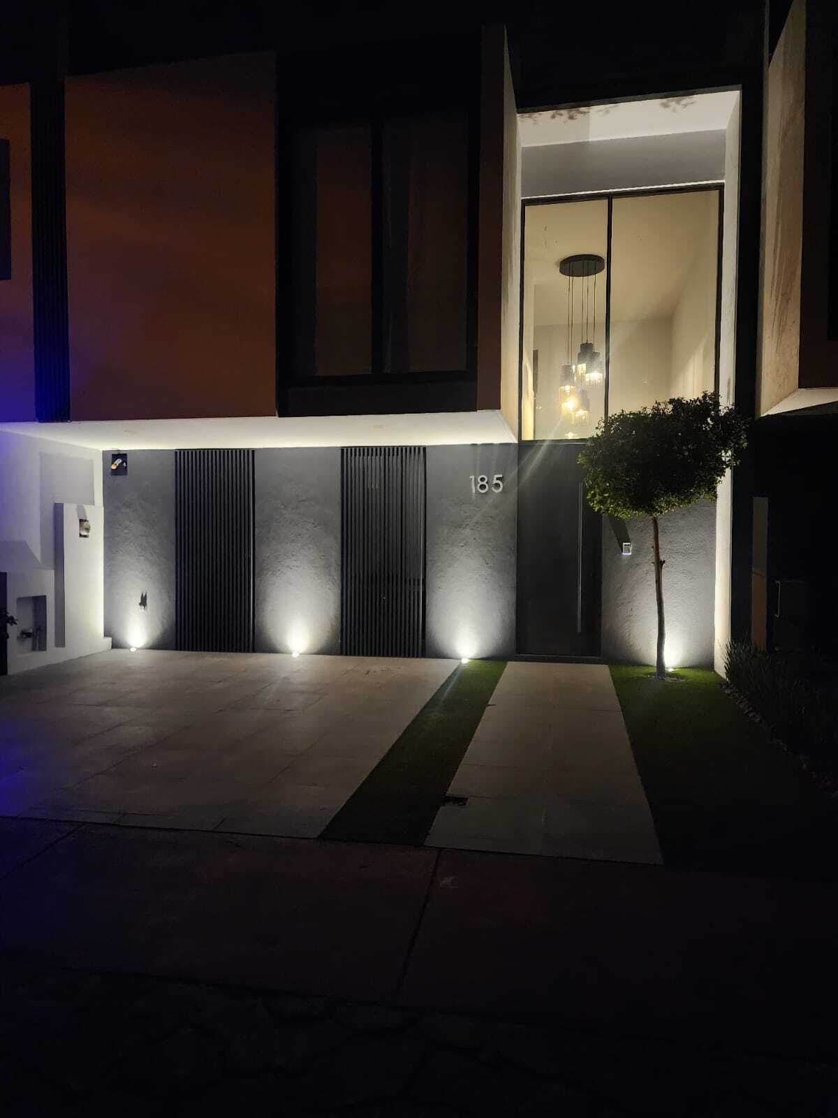 3 de 48: Fachada iluminación nocturna