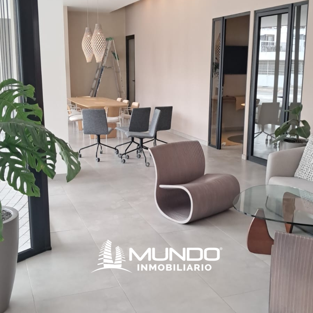 1 de 10: Sala de espera y Business Center