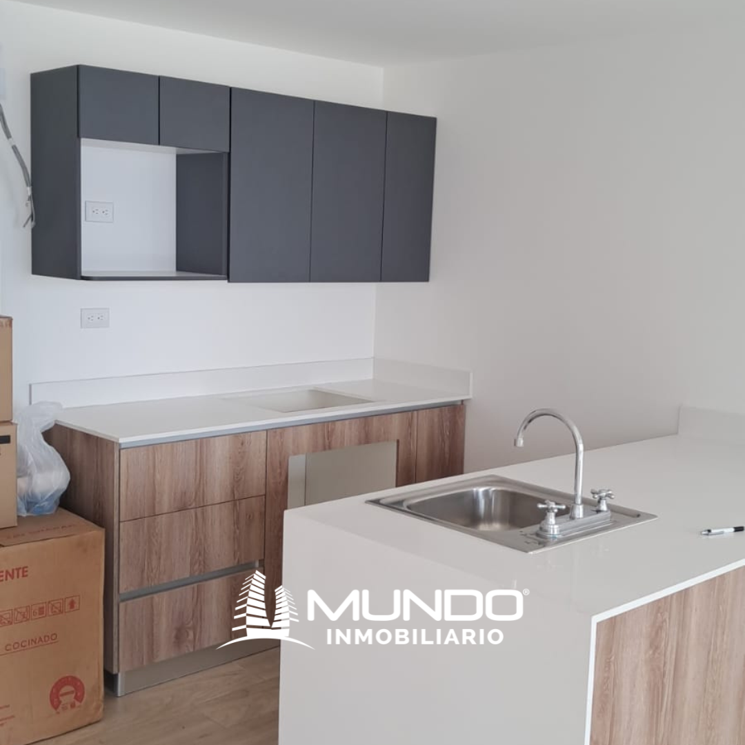 7 de 10: Moderna cocina con isla y top color Cuarzo