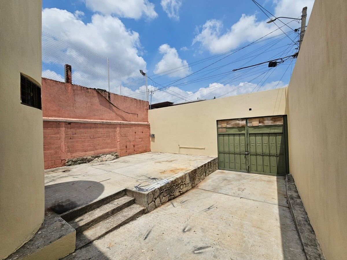 Espacio de garaje y patio del frente