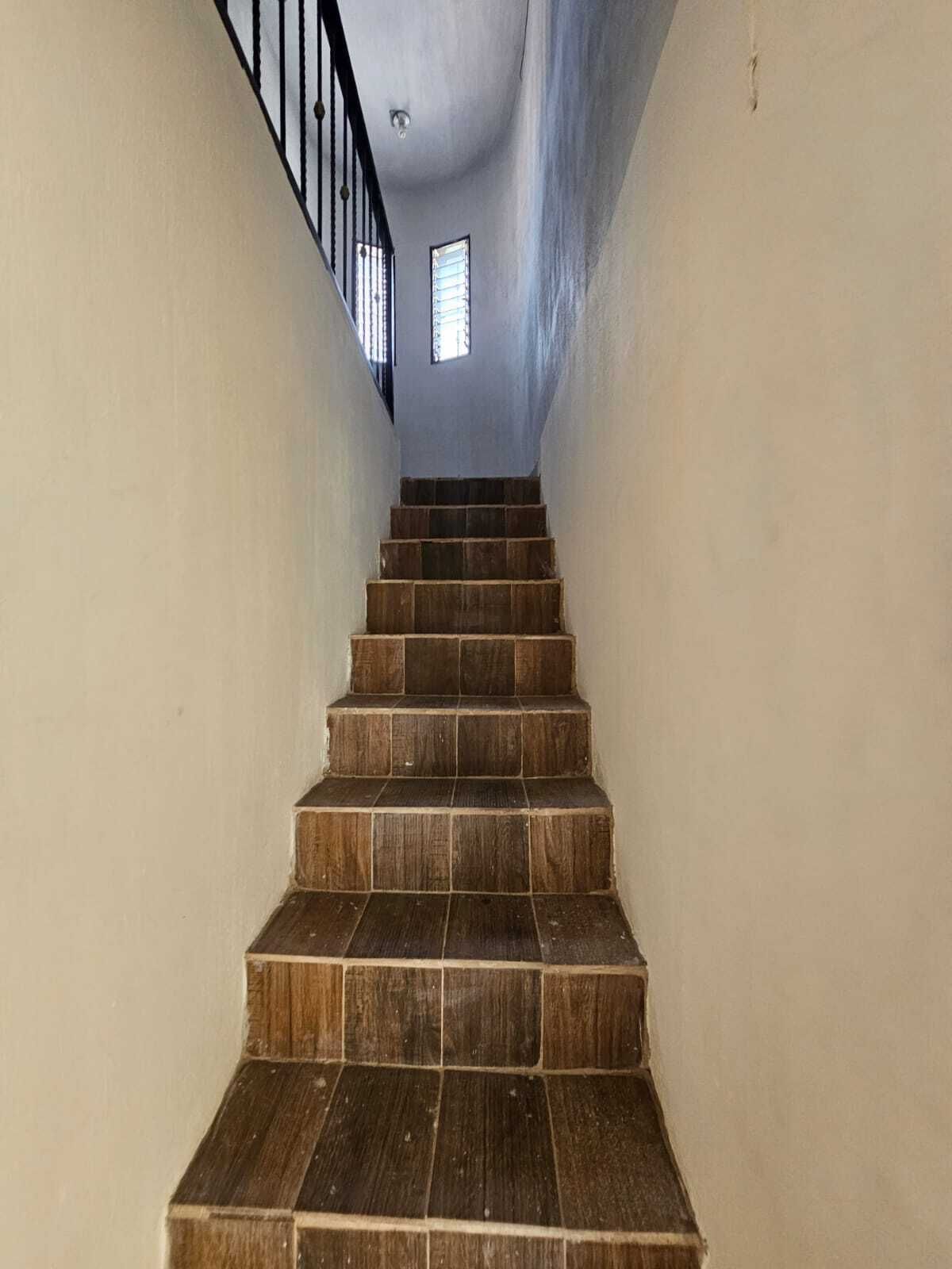 16 de 26: Escaleras a segundo piso
