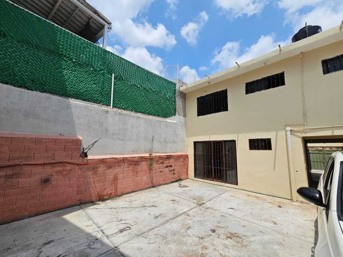 26 de 26: Fachada posterior y patio.