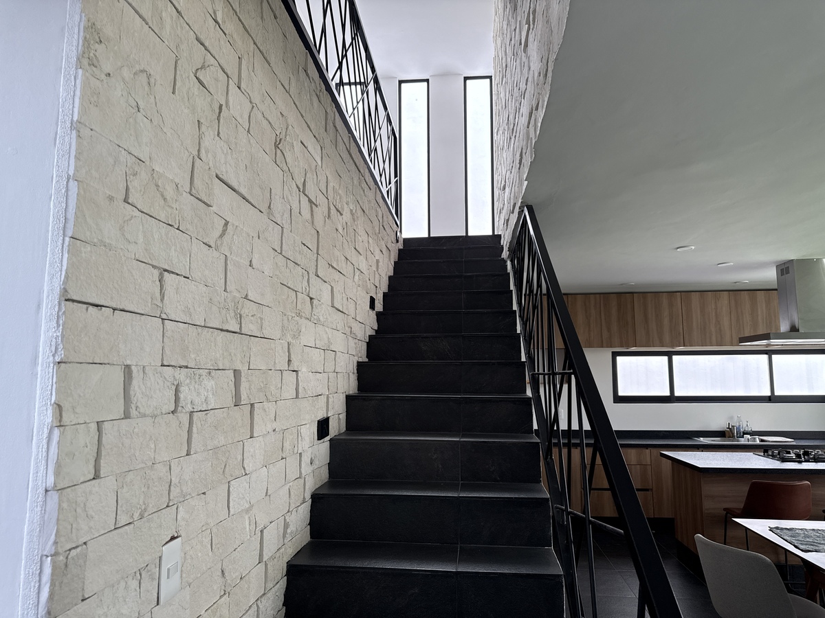 11 of 35: Escalera