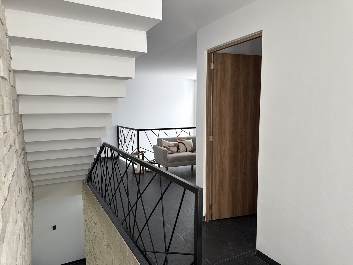12 of 35: Escalera primer nivel