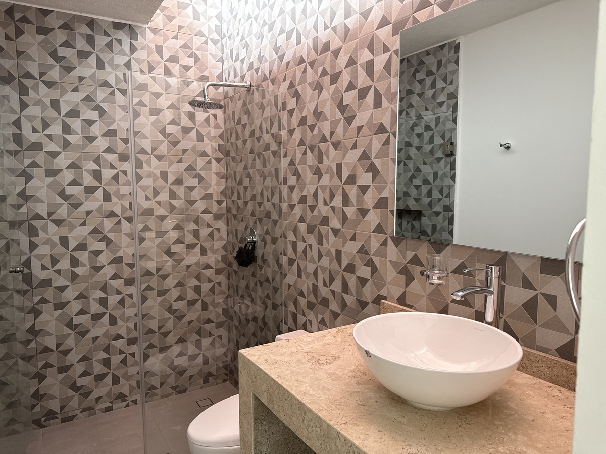 19 of 35: Baño recámara secundaria 1