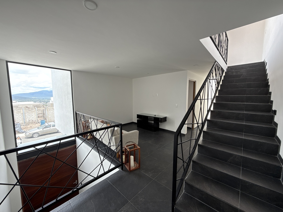 22 of 35: Escaleras primer nivel