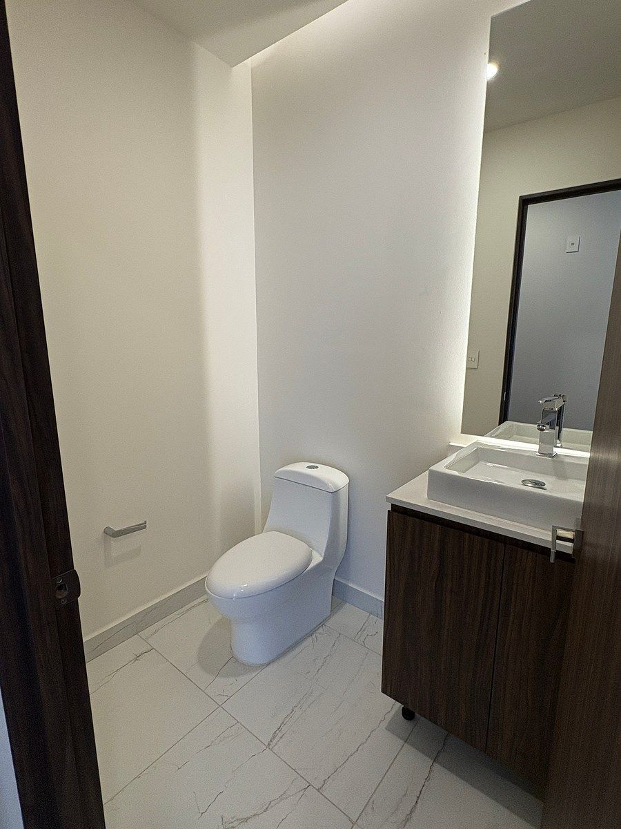 11 de 13: Baño de visitas