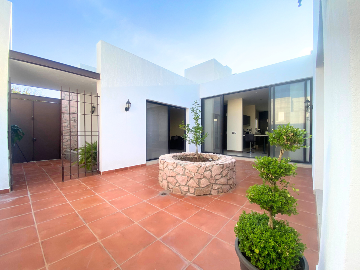 7 de 27: Patio Central