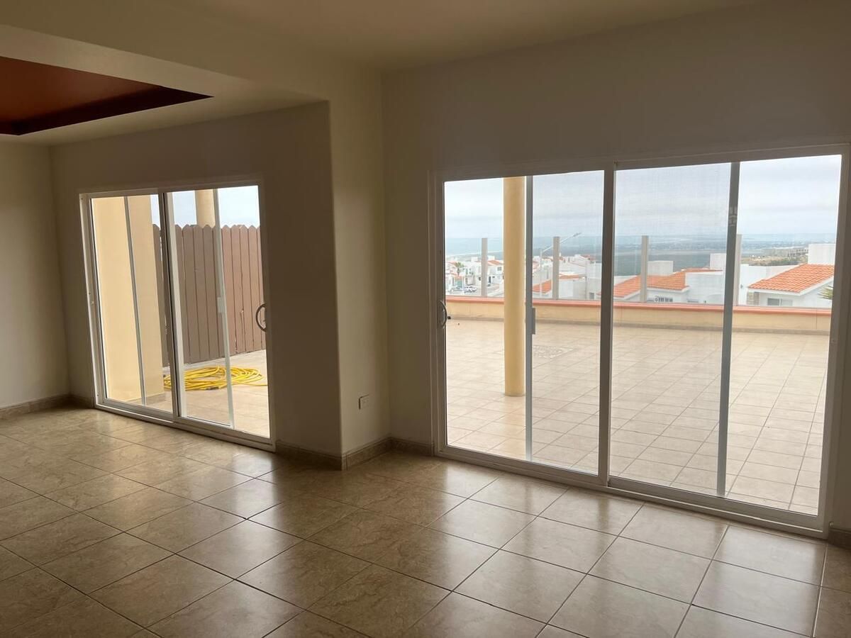 5 de 23: sala/comedor con vista ala terraza
