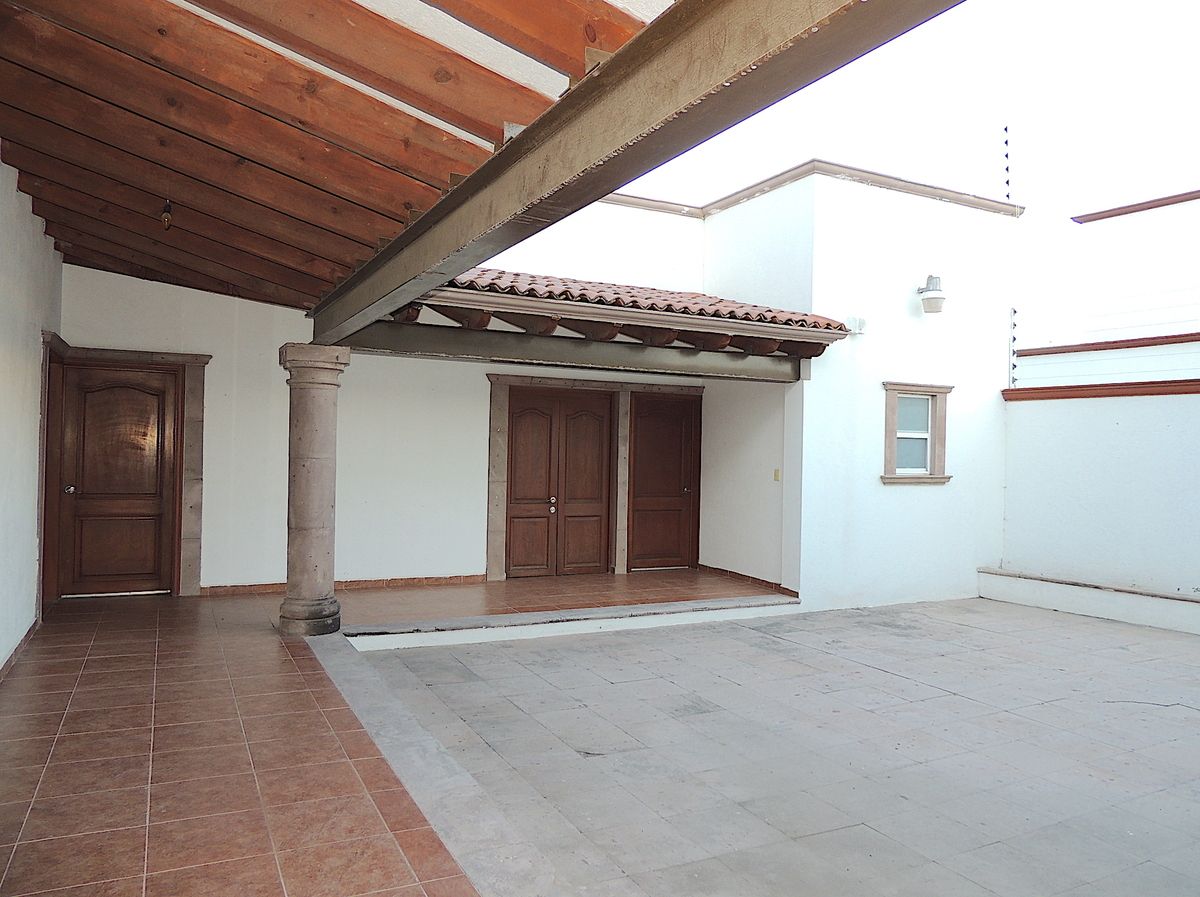 17 de 41: Patio central