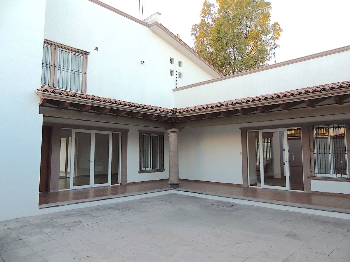 18 de 41: Patio central