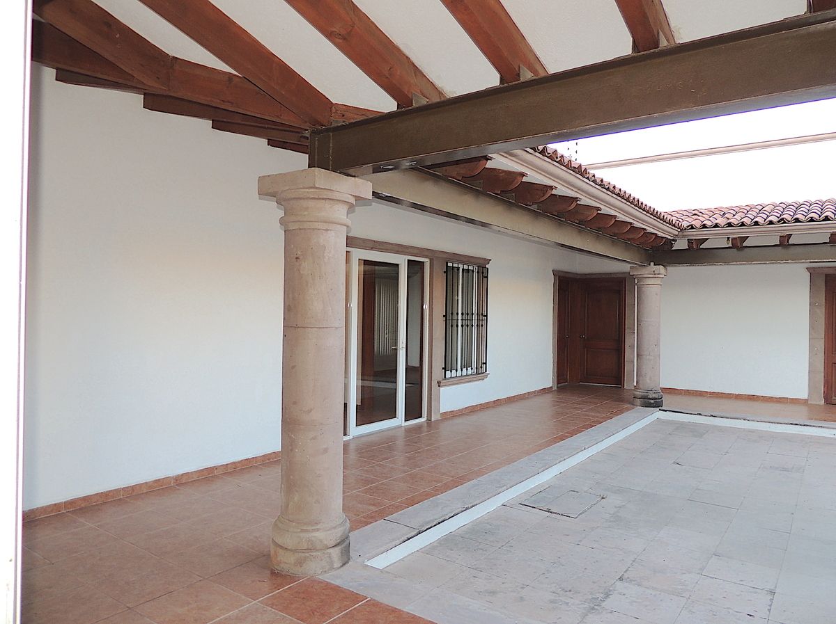 19 de 41: Patio central