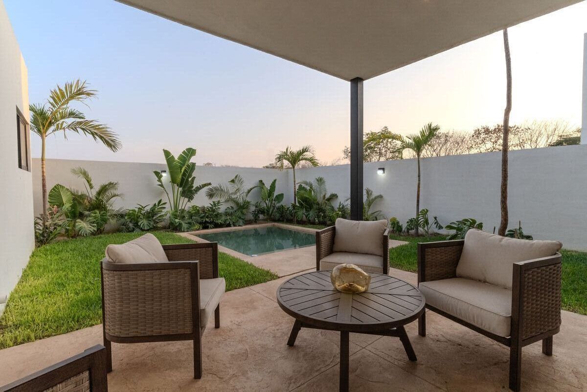 10 de 25: TERRAZA Y PISCINA