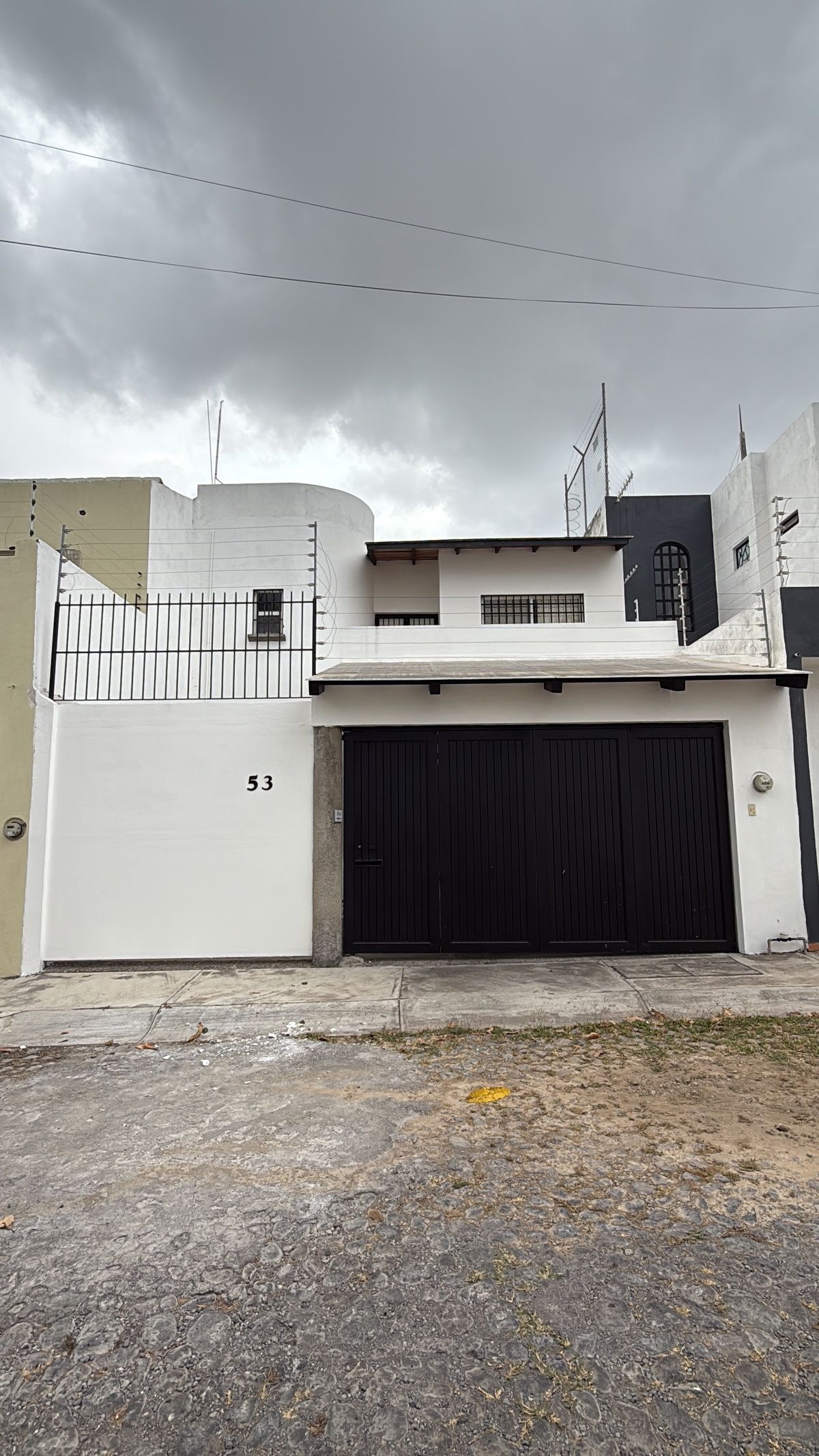 1 of 17: Fachada