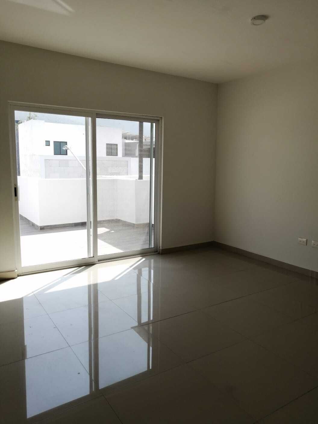 11 de 17: Estancia familiar en tercer piso con salida a dos terrazas.