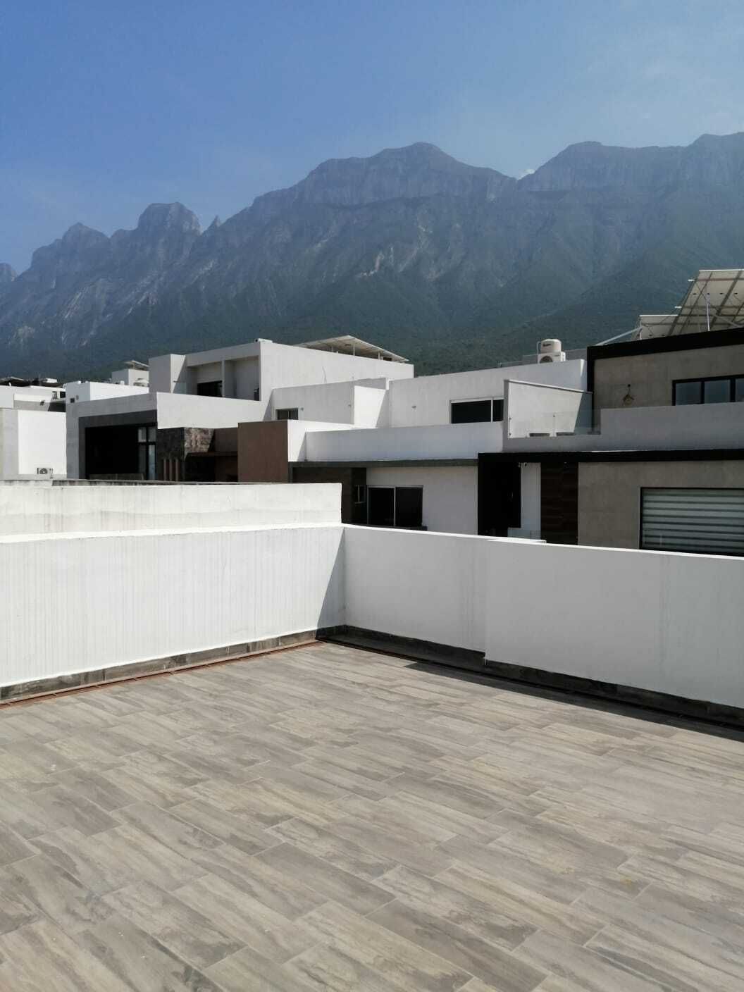 12 de 17: Terraza en el frente de la casa.