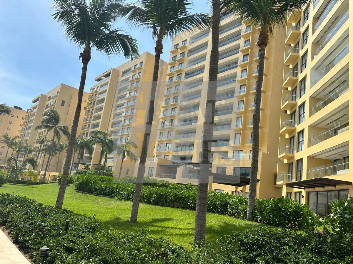 2 de 28: Fachada con vista al mar