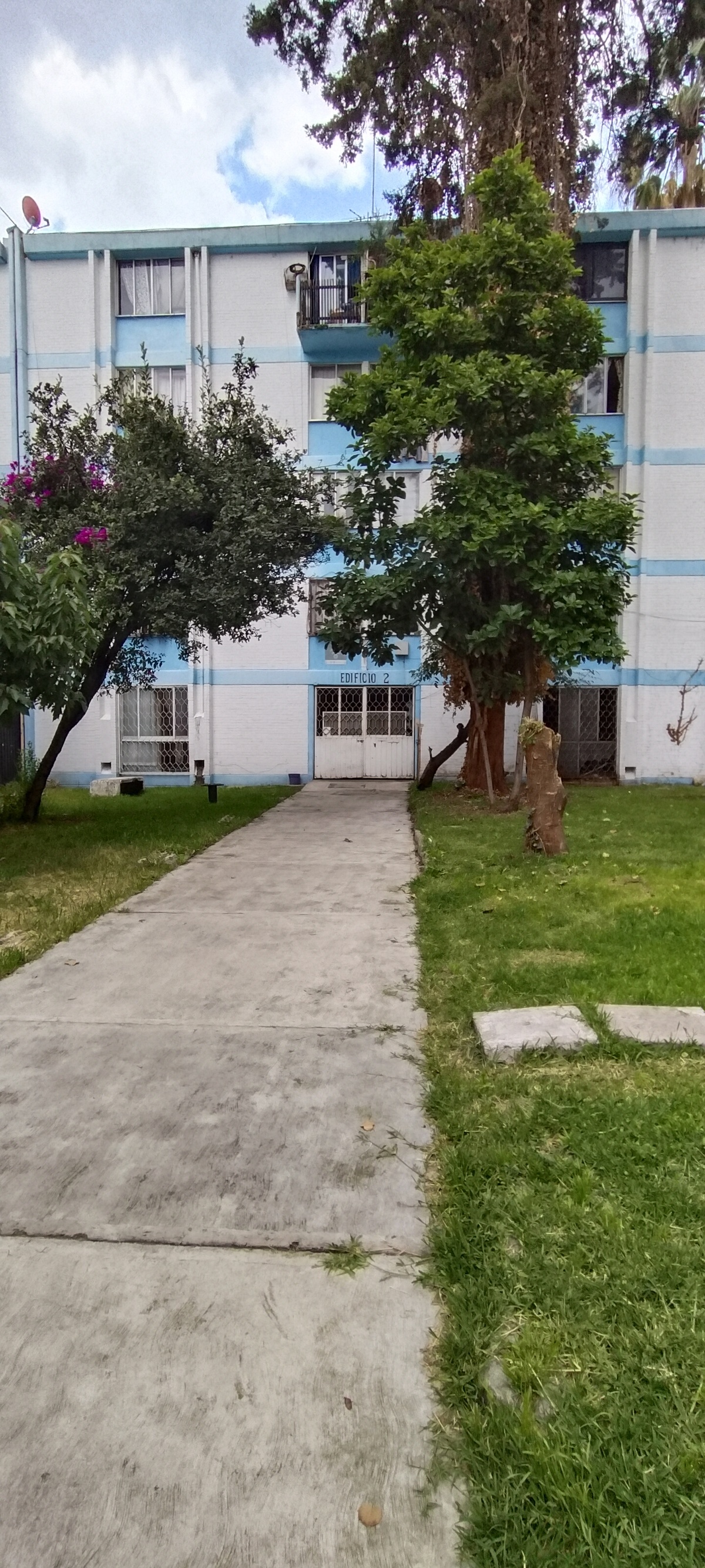 2 de 27: Entrada de edificio