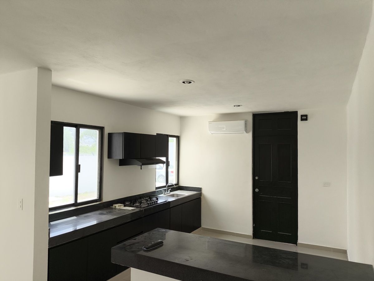 1 of 15: Cocina con estufa, campana, cocina integral y aire acondicio
