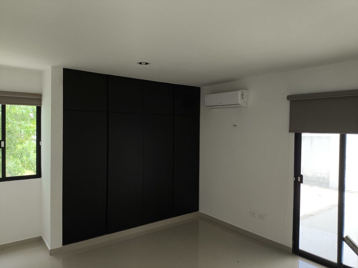 5 of 15: Closet recamara secundaria en planta baja