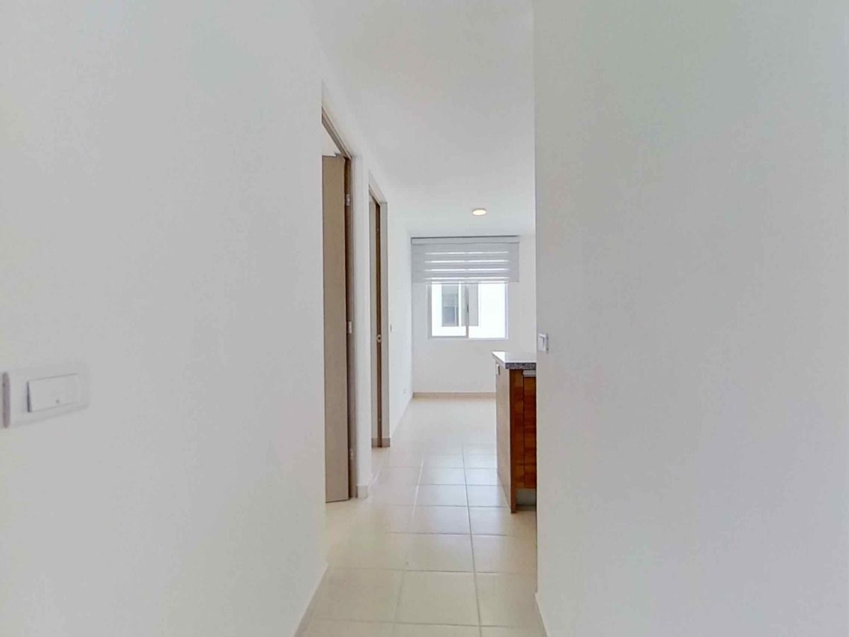 2 of 30: Pasillo de acceso