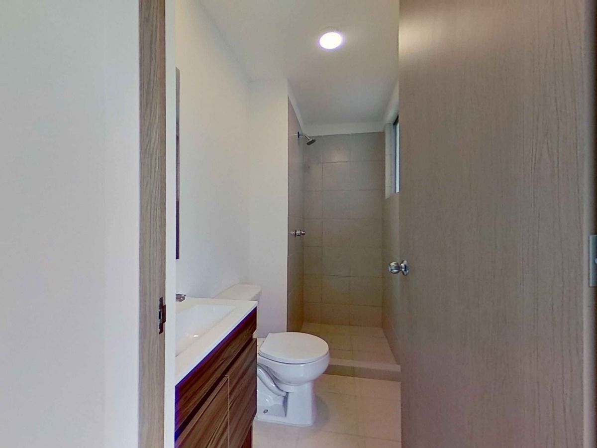 20 of 30: Baño completo