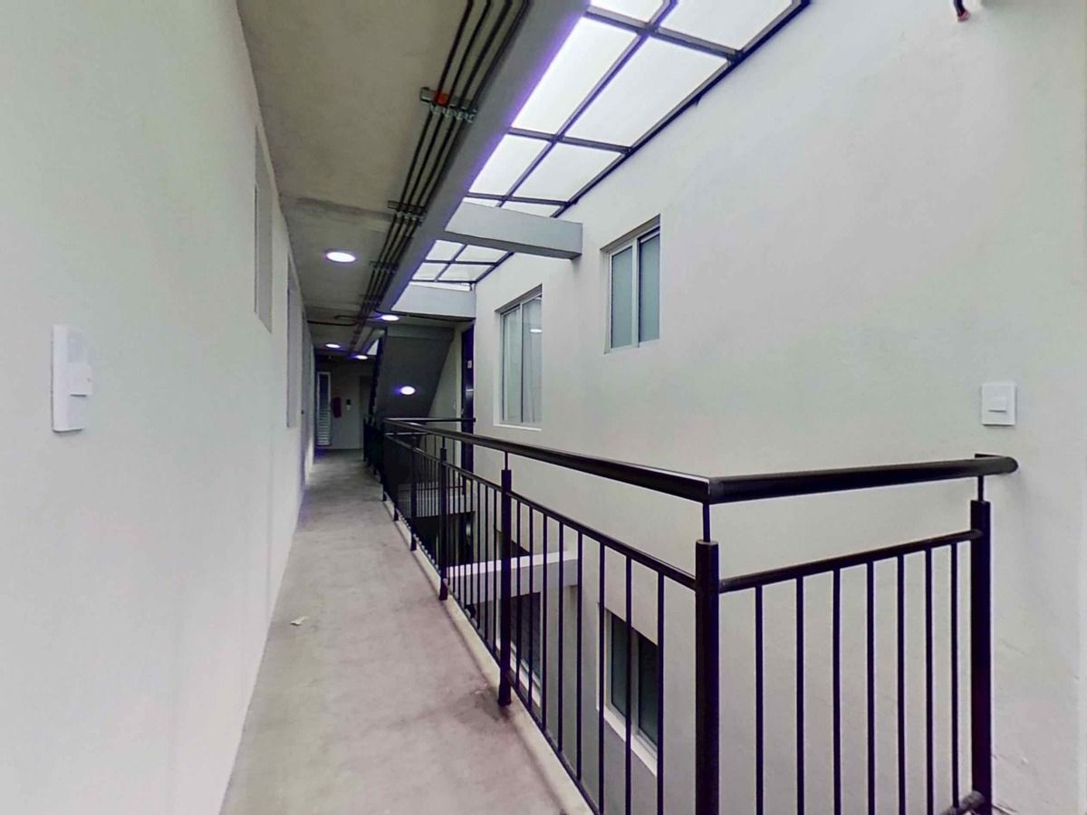 21 of 30: Vista de pasillo de acceso al elevador