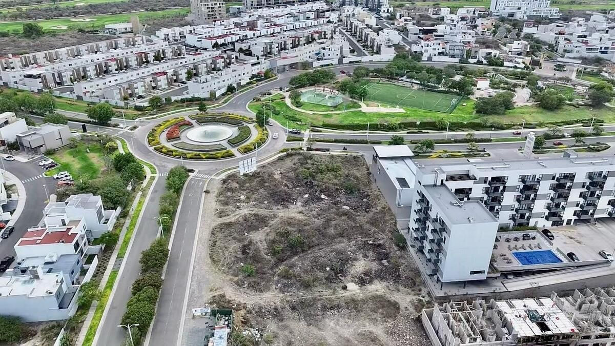 1 of 12: Esquina junto a plaza xentric y frente a parque saki
