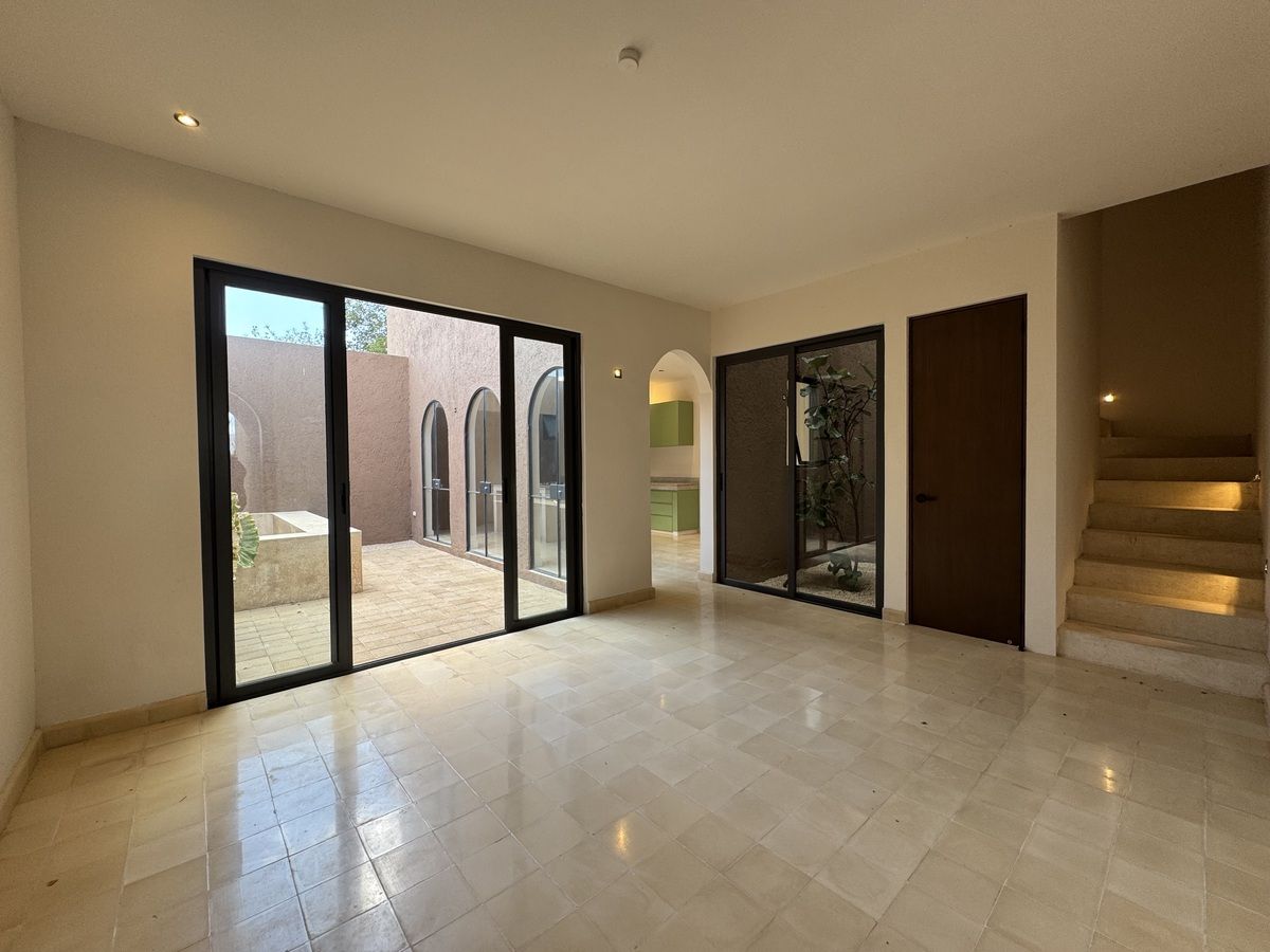3 of 24: Sala con jardín interior / Medio baño / Escaleras