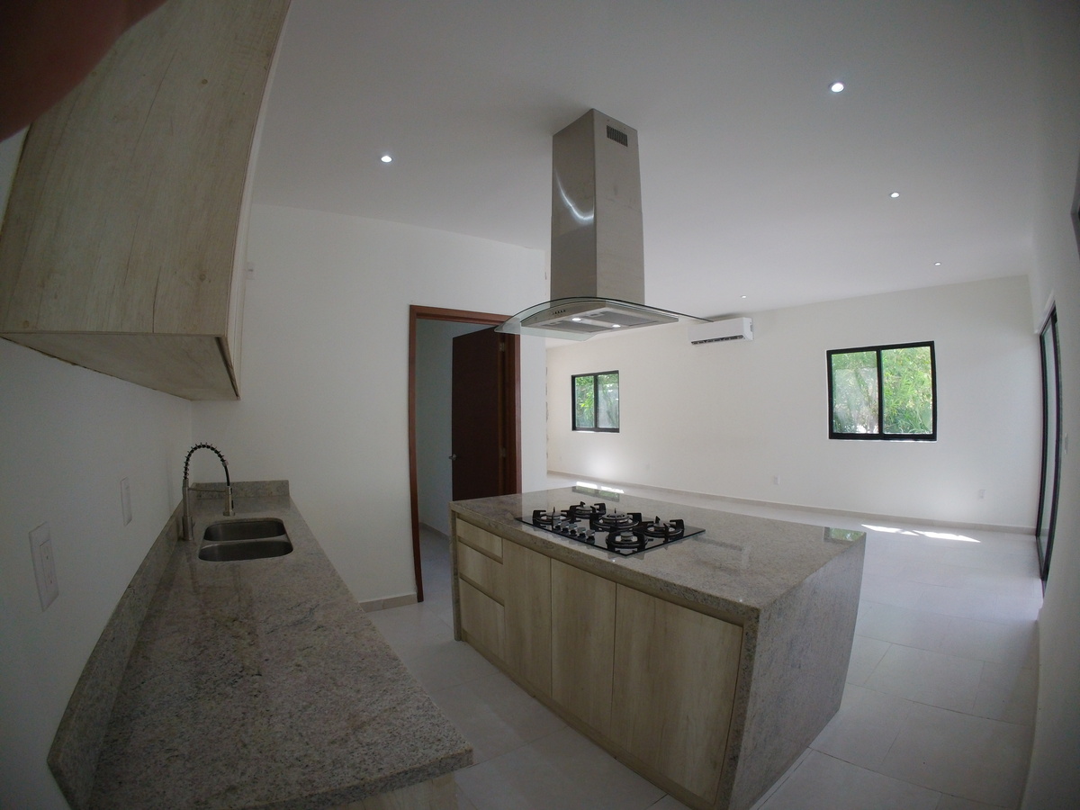 2 de 48: Vista de la cocina a sala comedor y cuarto de lavado