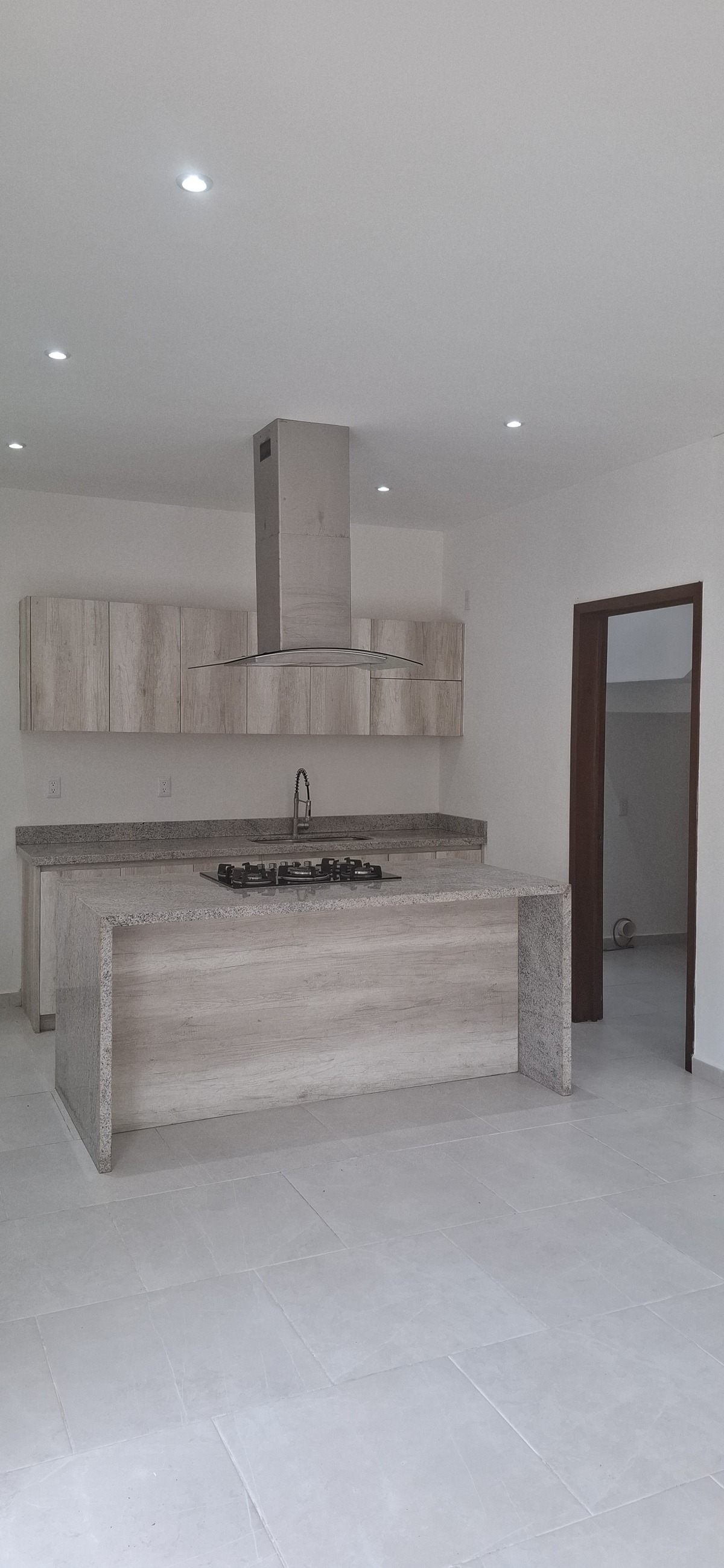 1 de 48: Cocina, entrada a cuarto de lavado y bodega.