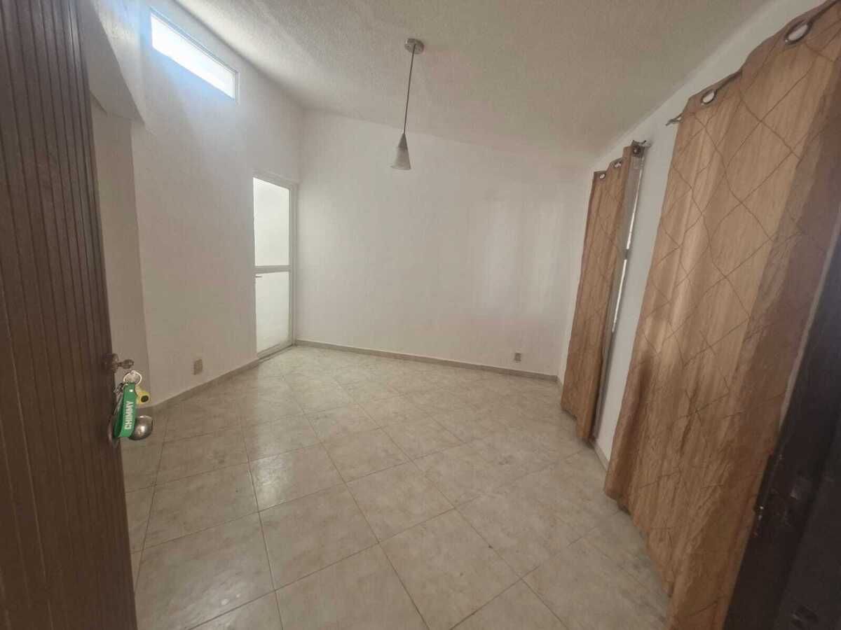 4 of 12: Espacio para sala/comedor
