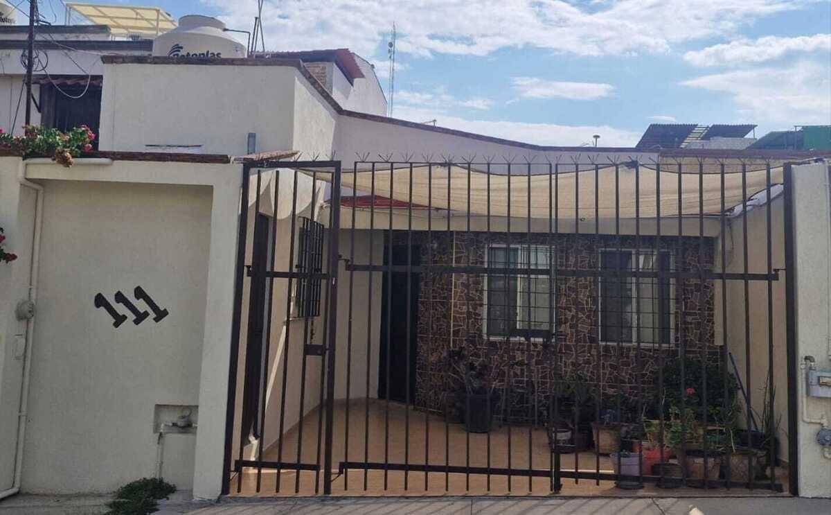 1 of 12: Fachada