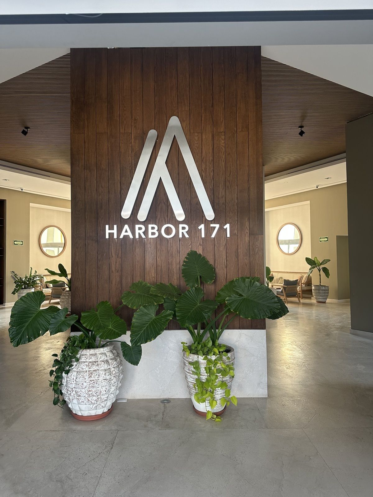 8 of 43: Entrada a lobby