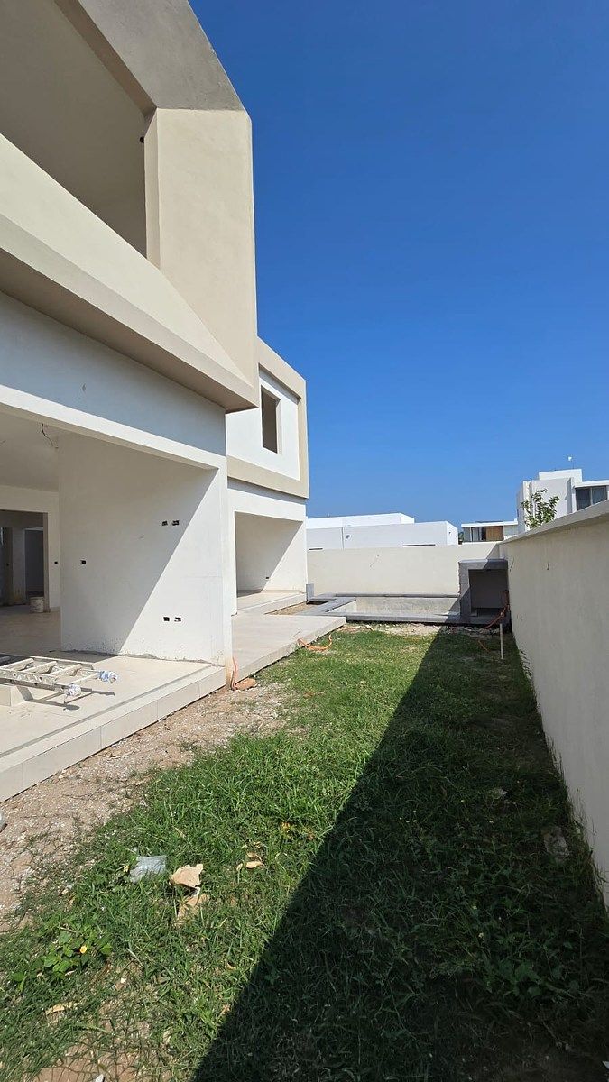 7 of 12: Patio, alberca