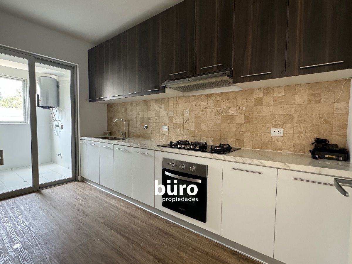 8 de 18: Cocina con tablero hornillas, campana extractora y horno.