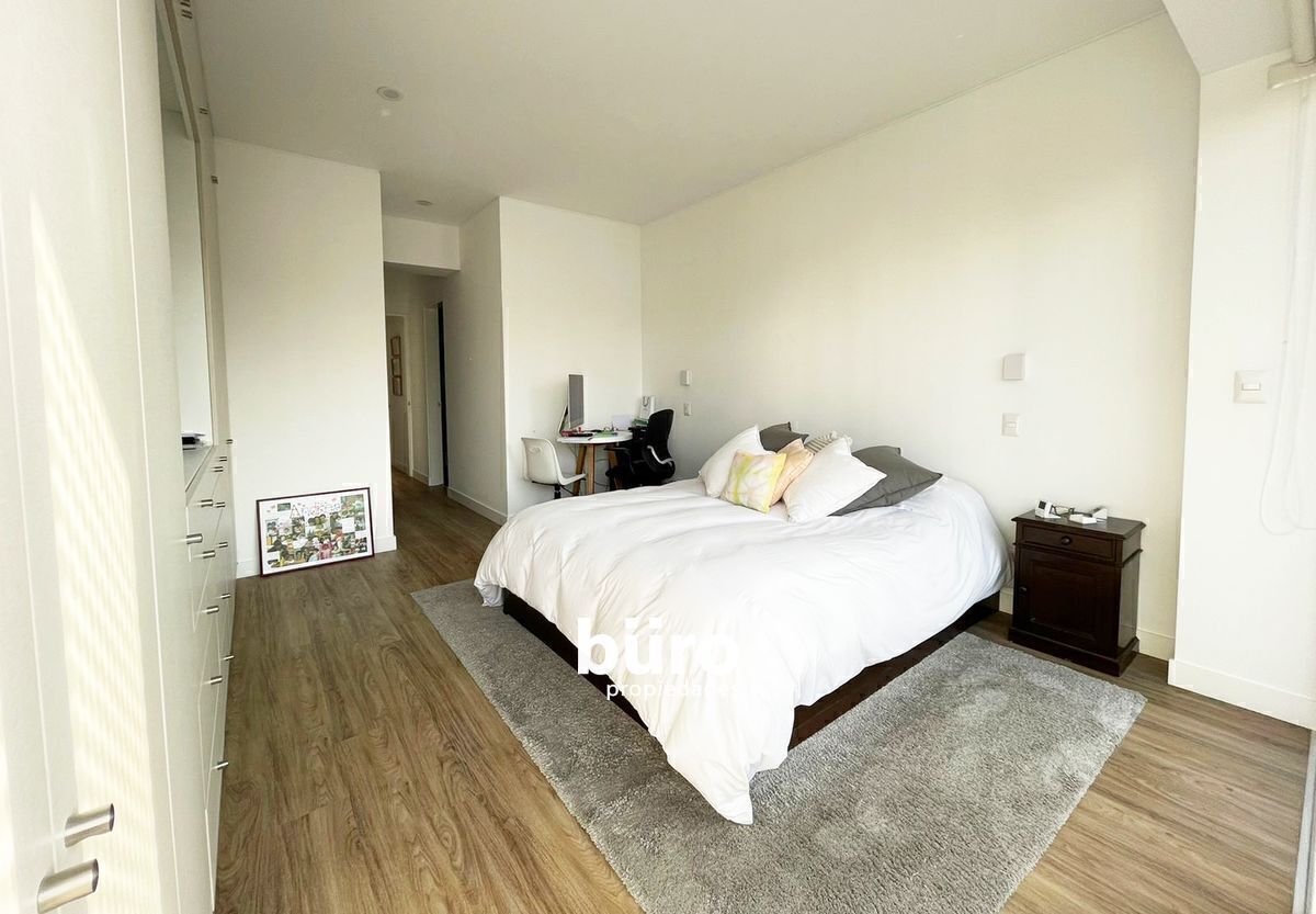 9 de 18: Dormitorio principal con closet y walk in closet.