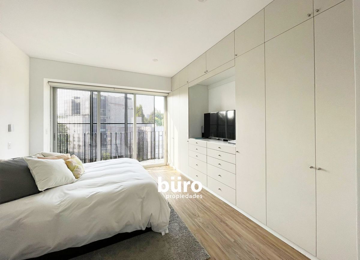 5 de 18: Dormitorio principal con closet y walk in closet.