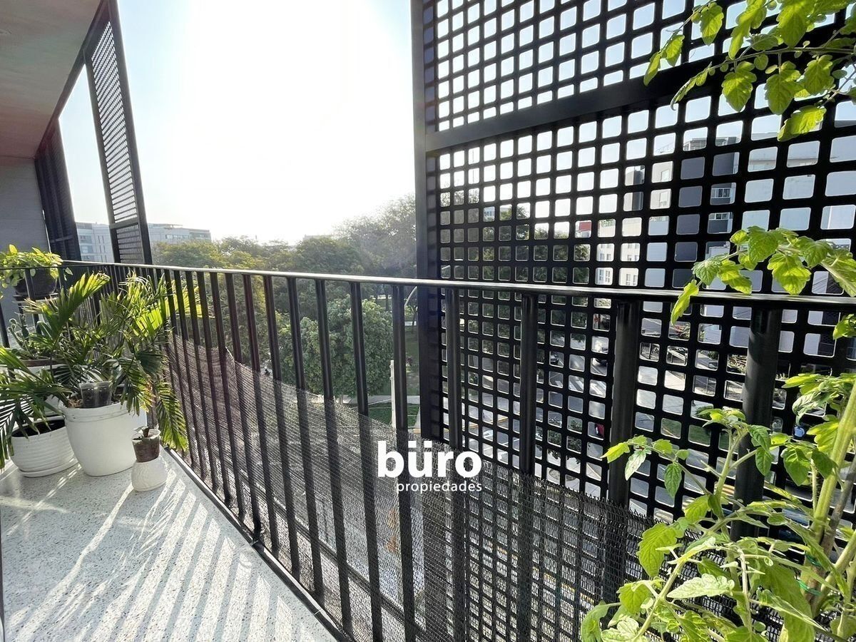 2 de 18: Balcón con vista al parque.