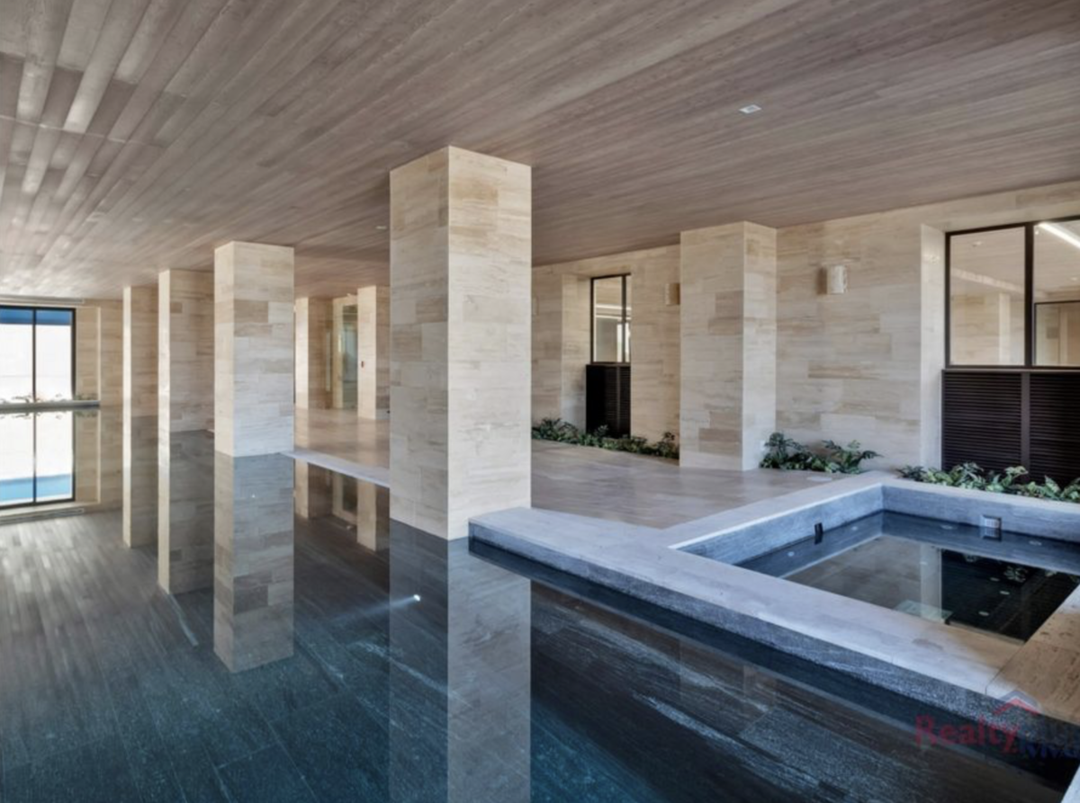 5 of 9: Alberca interior
