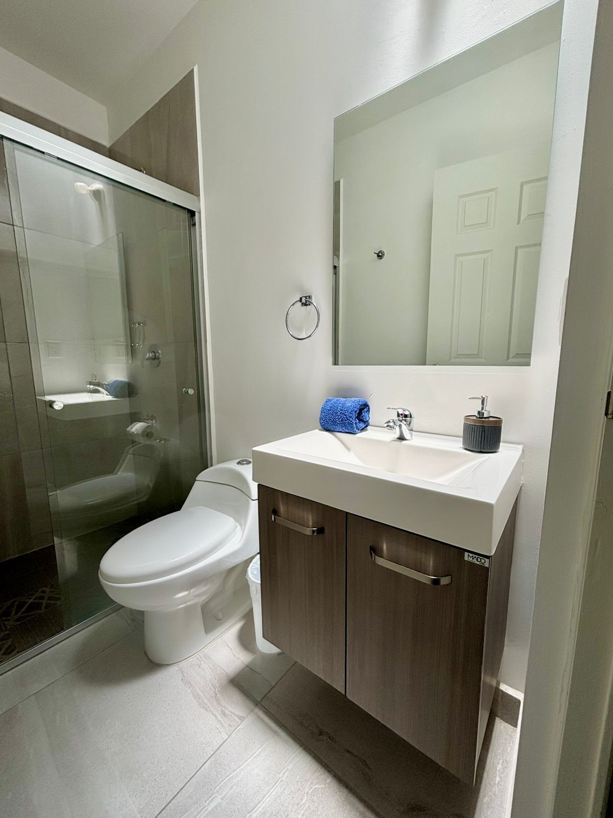 10 de 22: Baño completo para Rec Sec. y visitas.