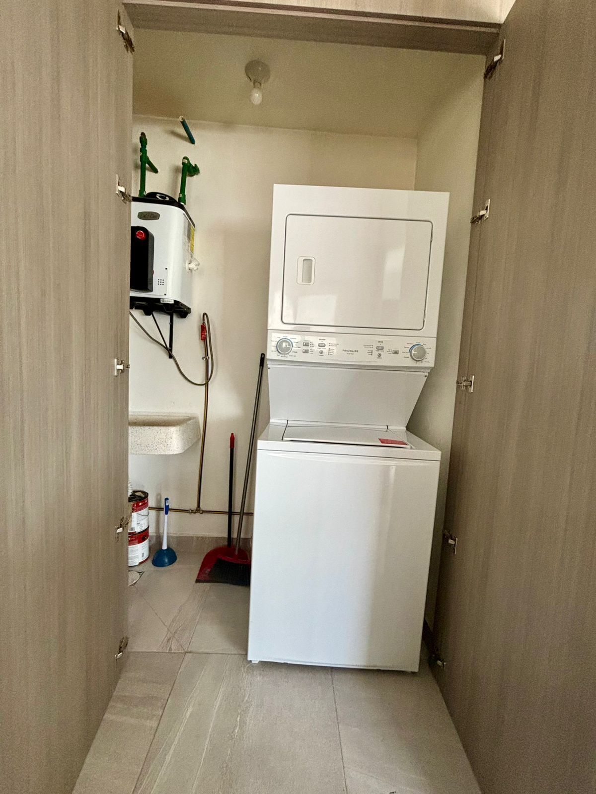17 de 22: Cuarto de lavado con lavadora y secadora.