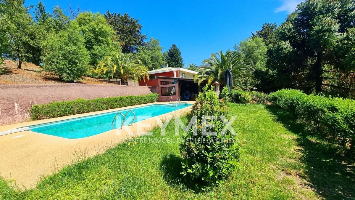 1 of 18: Piscina con baño y vestidor.