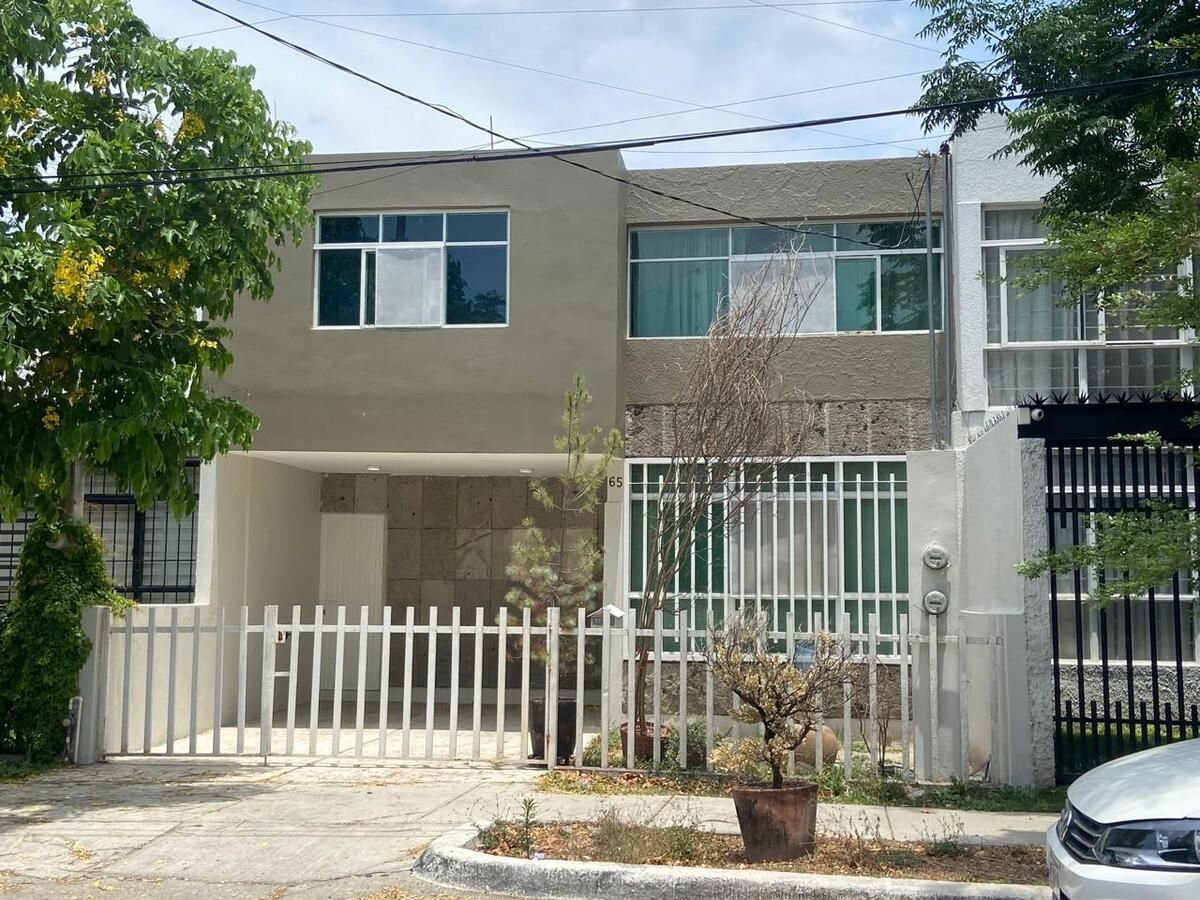 1 of 12: Fachada