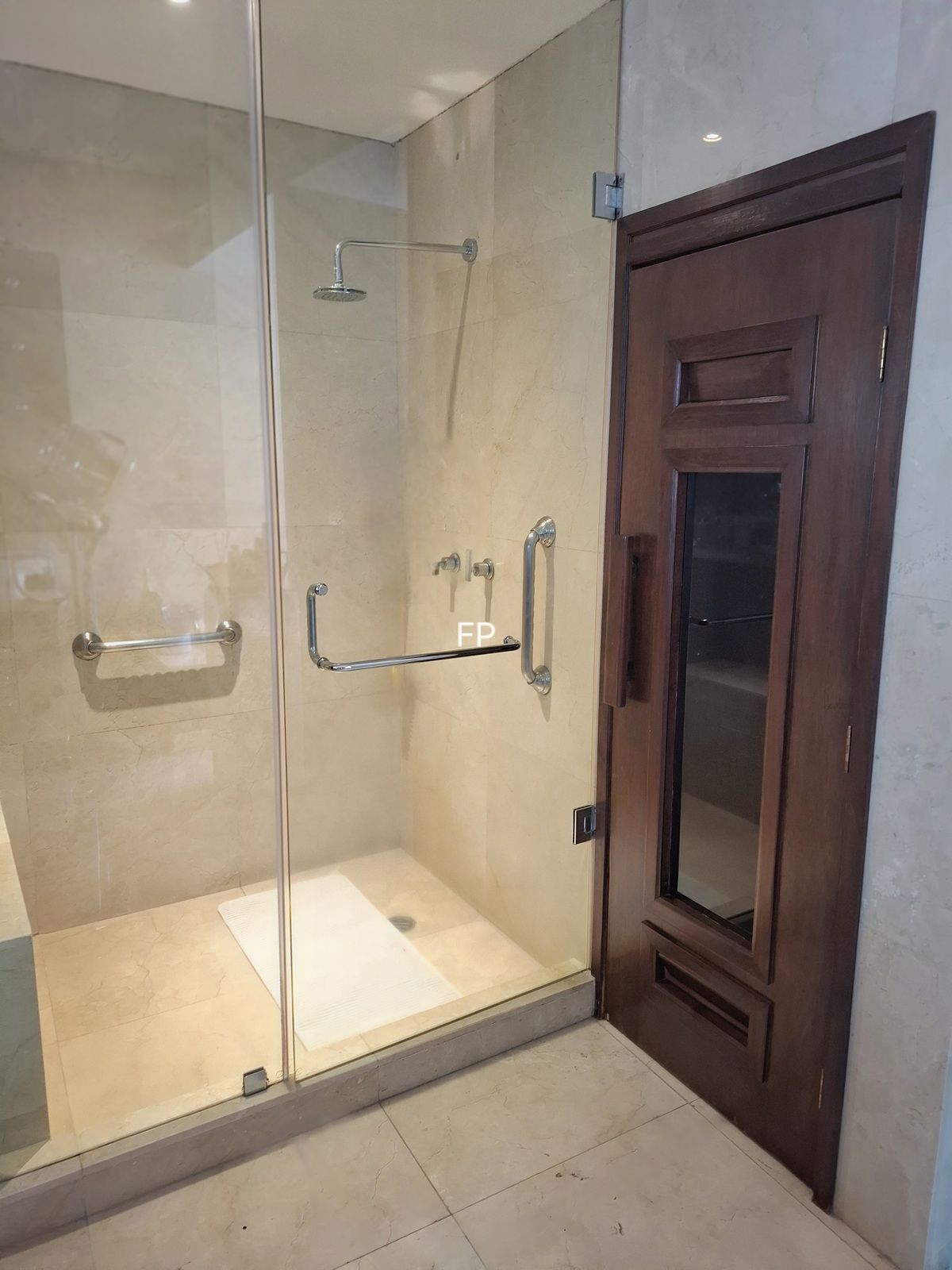 20 de 27: Baño  recamara principal con sauna