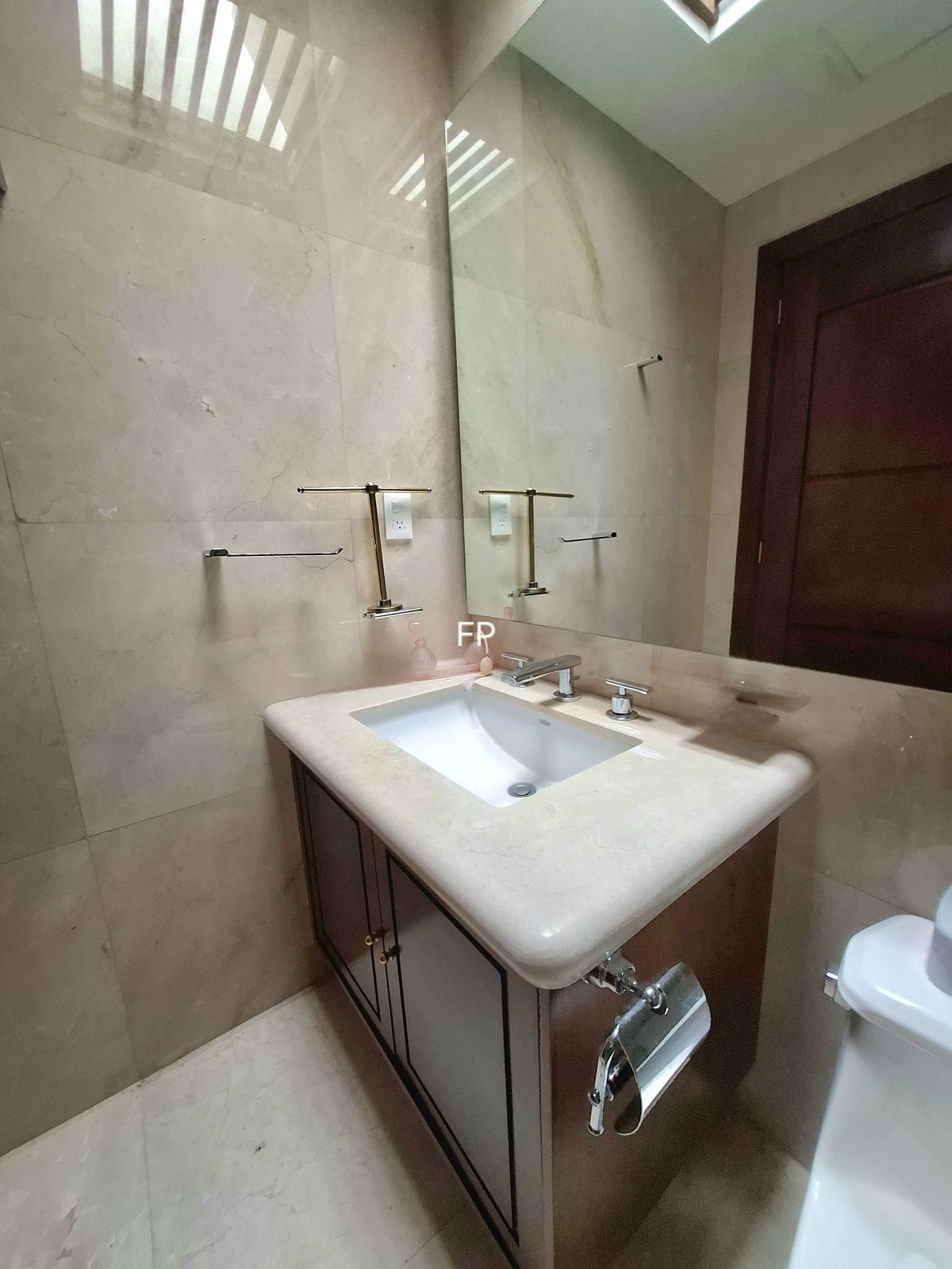17 de 27: Baño family