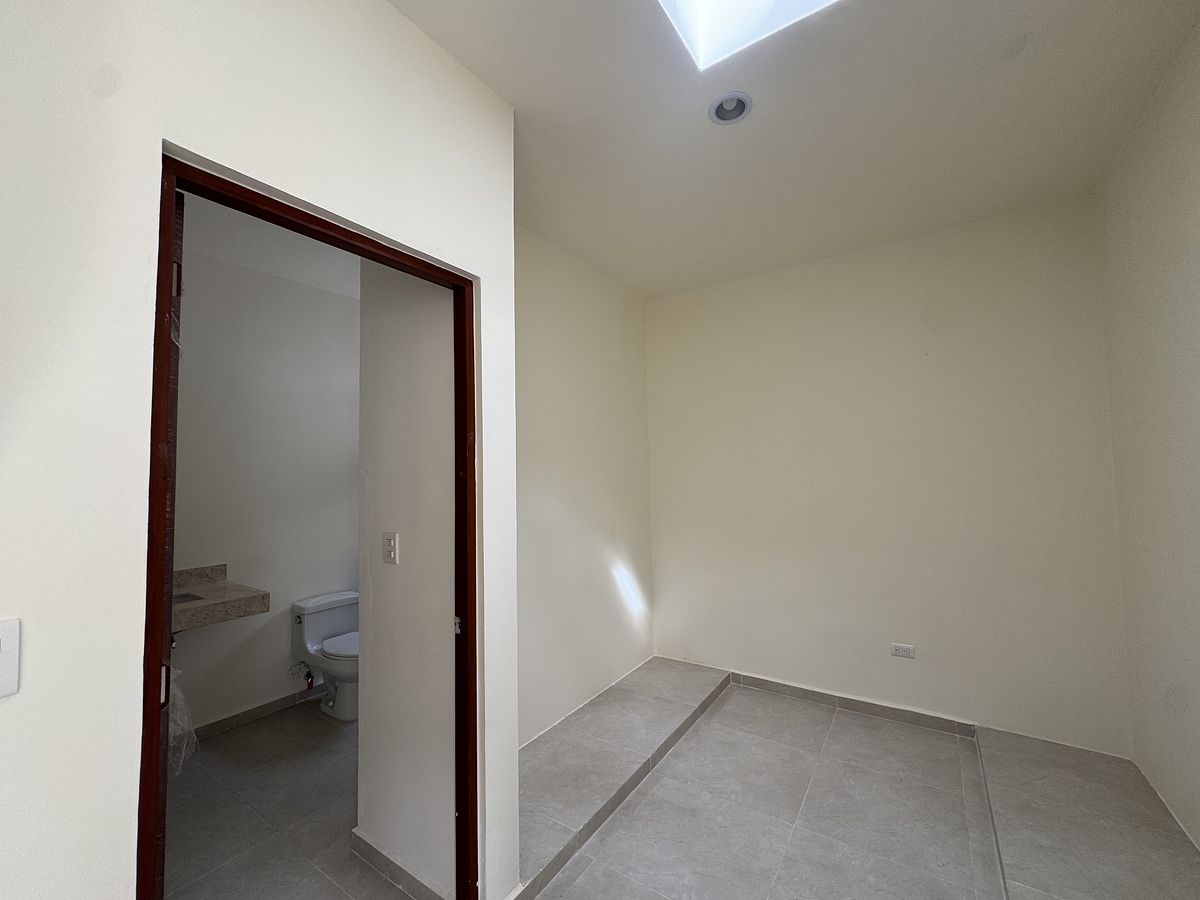 16 de 35: Closet Vestidor, Recámara Principal