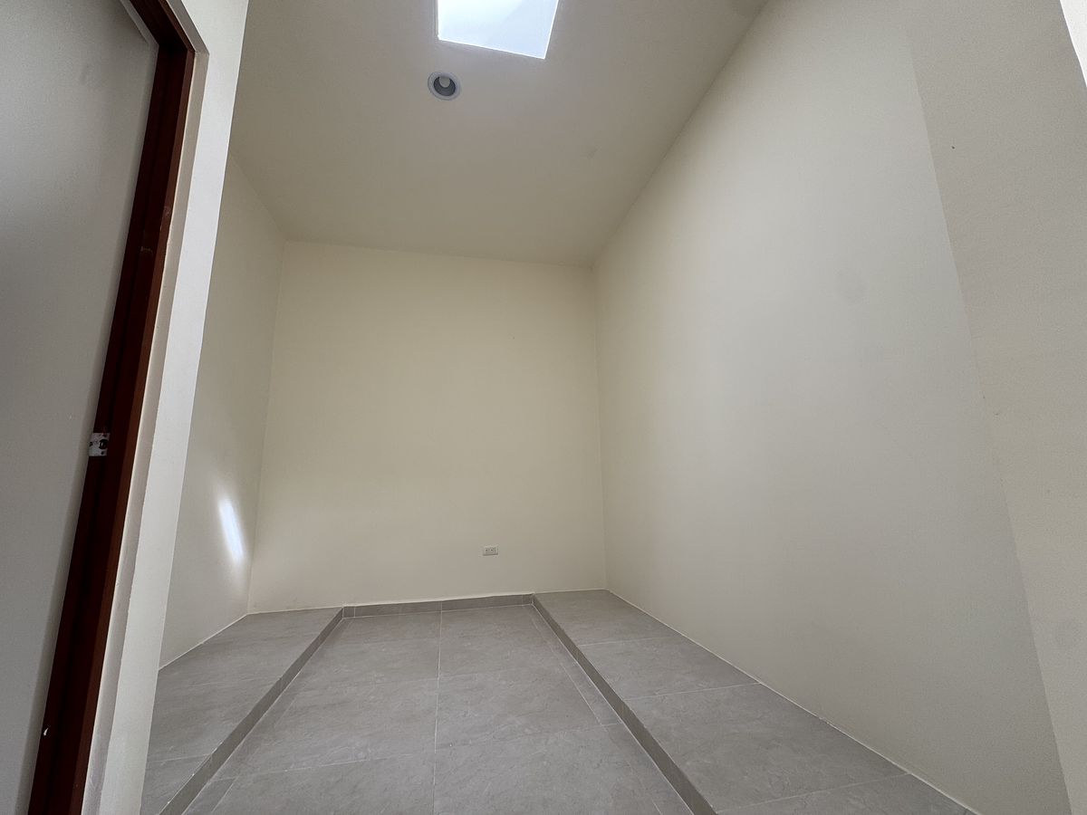 15 de 35: Closet Vestidor, Recámara Principal